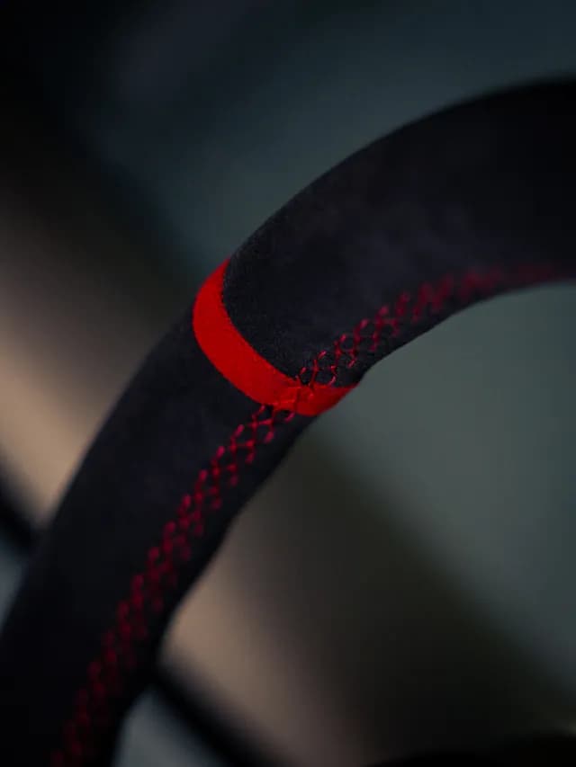 Faixa e costura vermelha no volante MINI Cooper